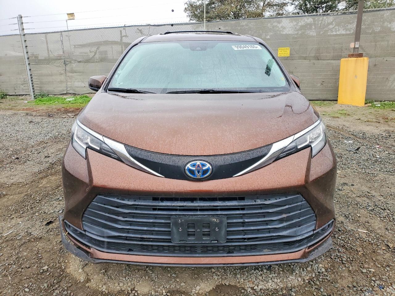 2021 TOYOTA SIENNA LE photo 5