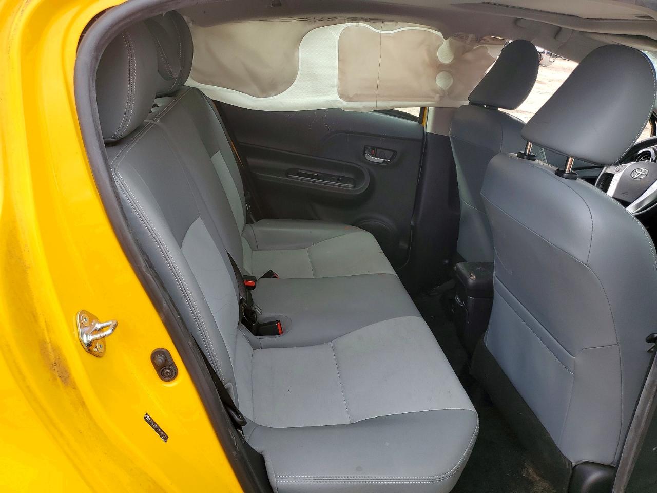 2015 TOYOTA PRIUS C photo 10