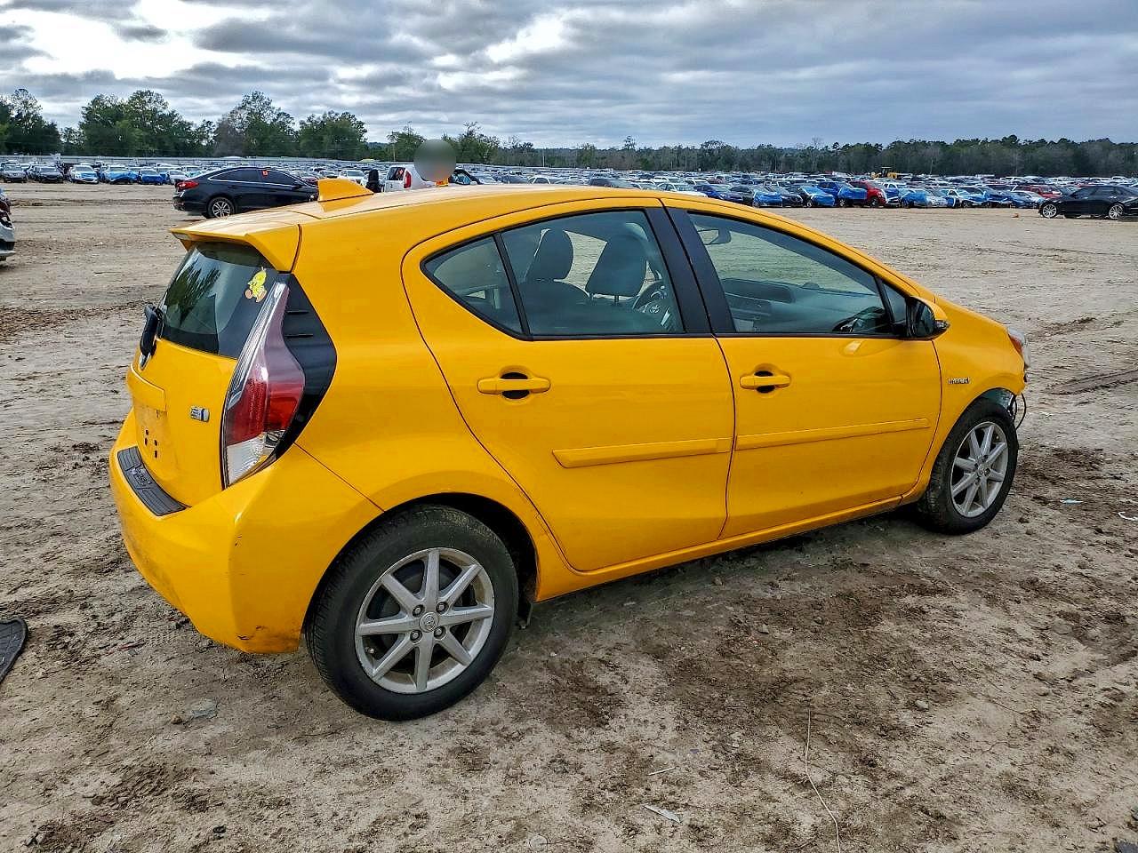 2015 TOYOTA PRIUS C photo 3