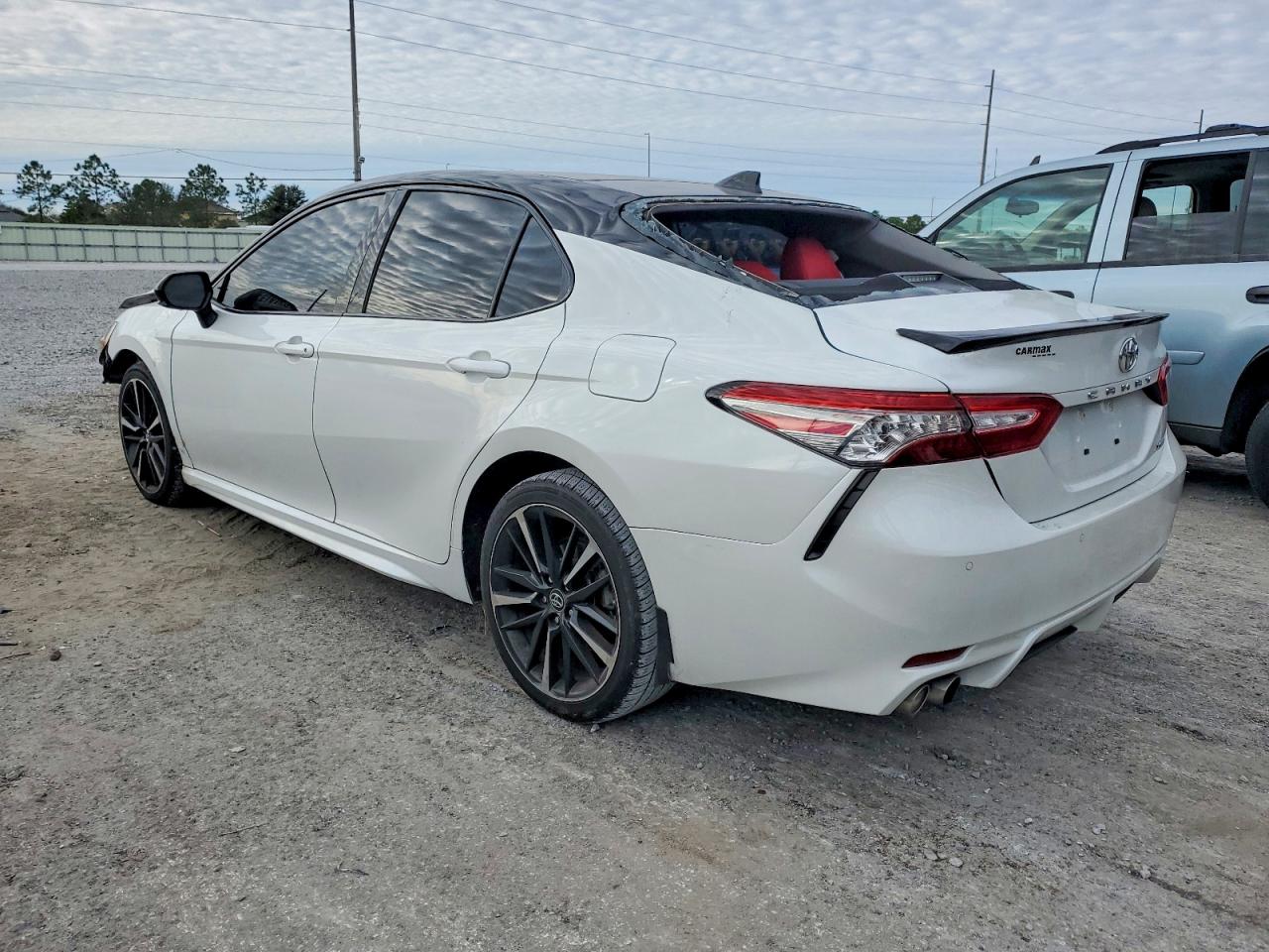 2019 TOYOTA CAMRY XSE photo 3