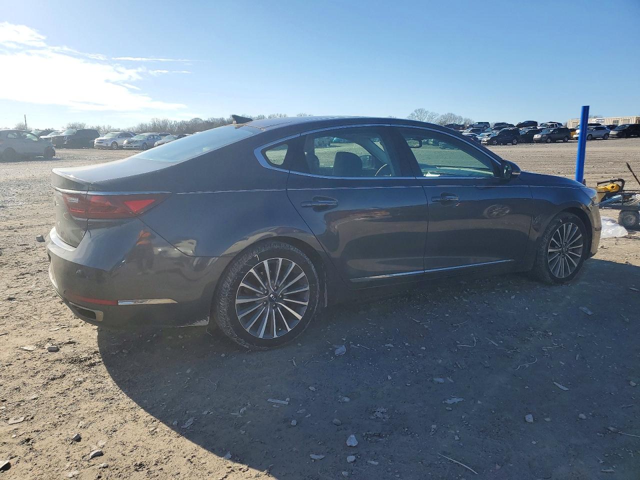 2017 KIA CADENZA PREMIUM photo 3