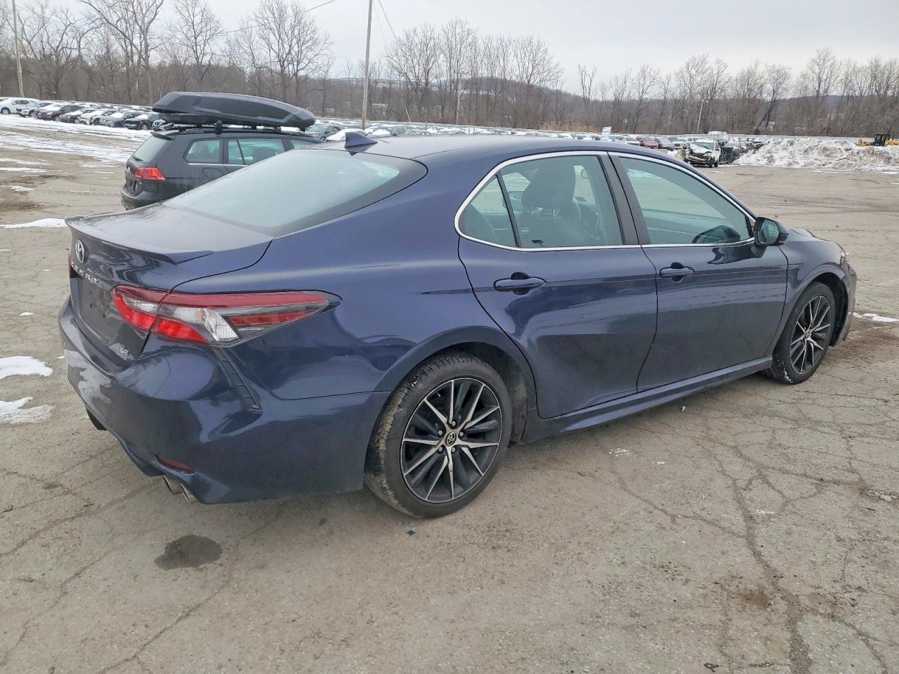 2021 TOYOTA CAMRY SE photo 3
