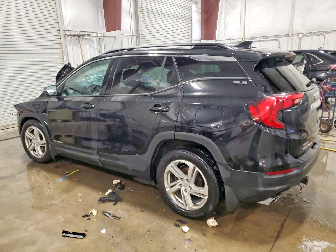 2018 GMC TERRAIN SLE photo 2