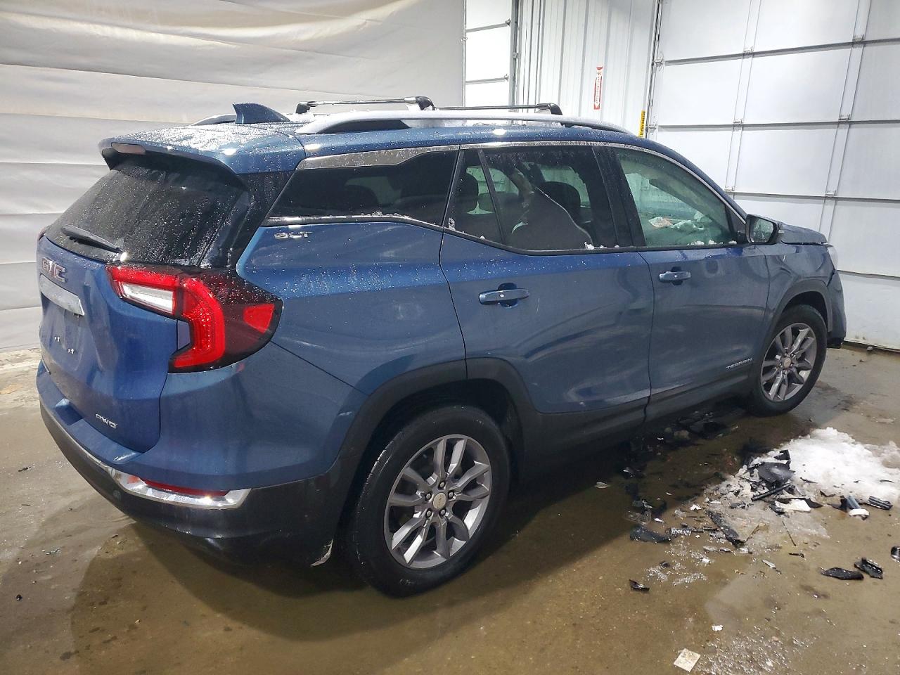 2024 GMC TERRAIN SLT photo 3