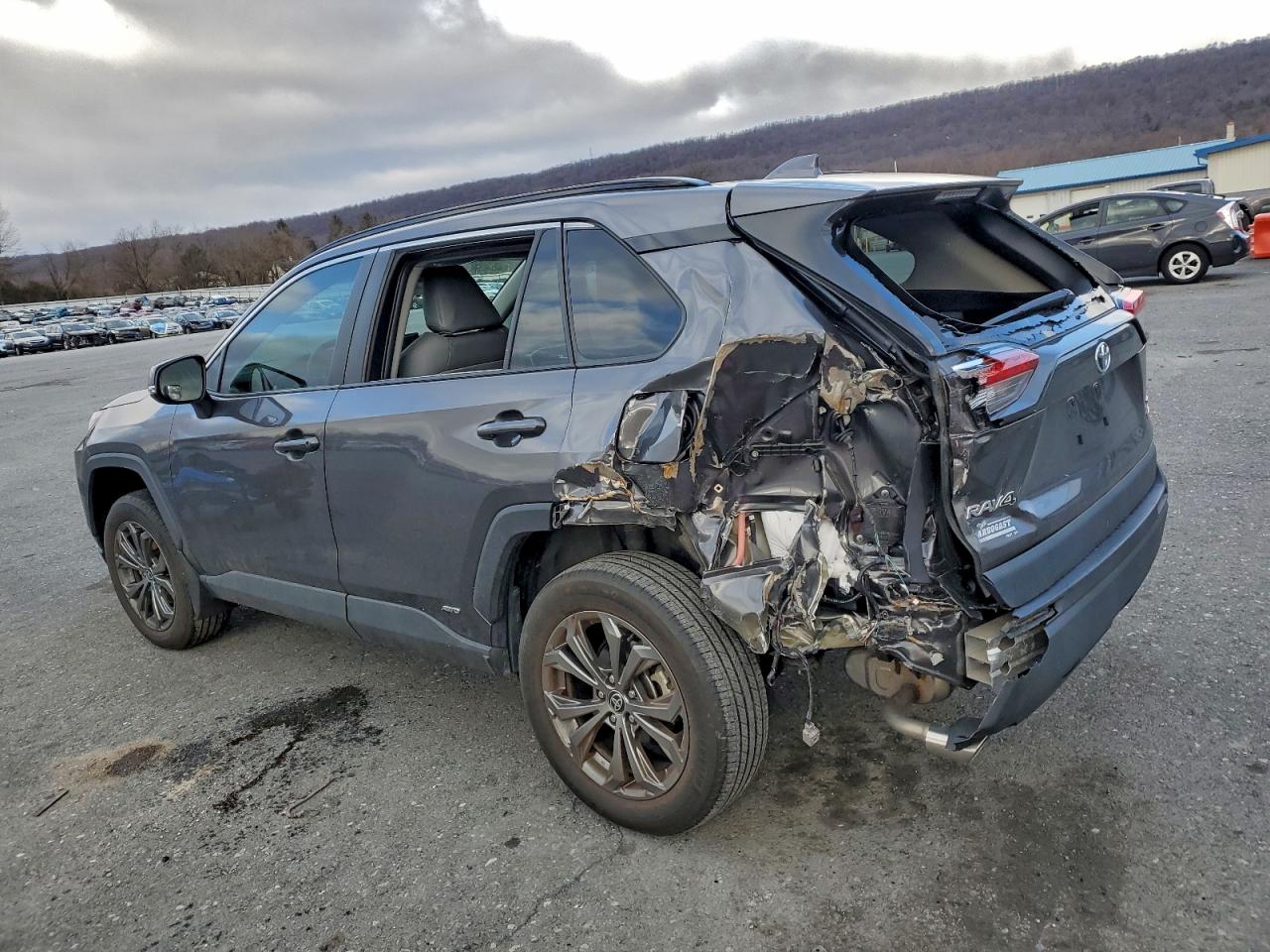 2022 TOYOTA RAV4 XLE PREMIUM photo 2