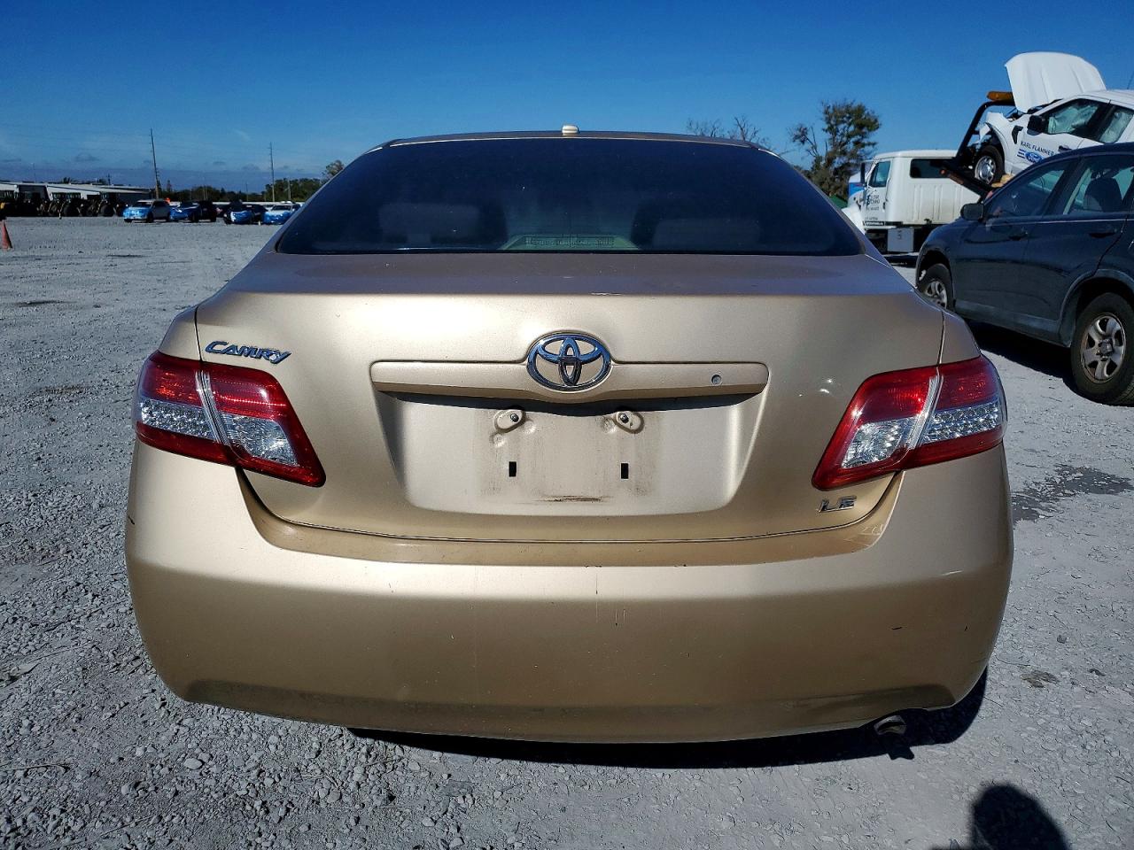 2011 TOYOTA CAMRY photo 11