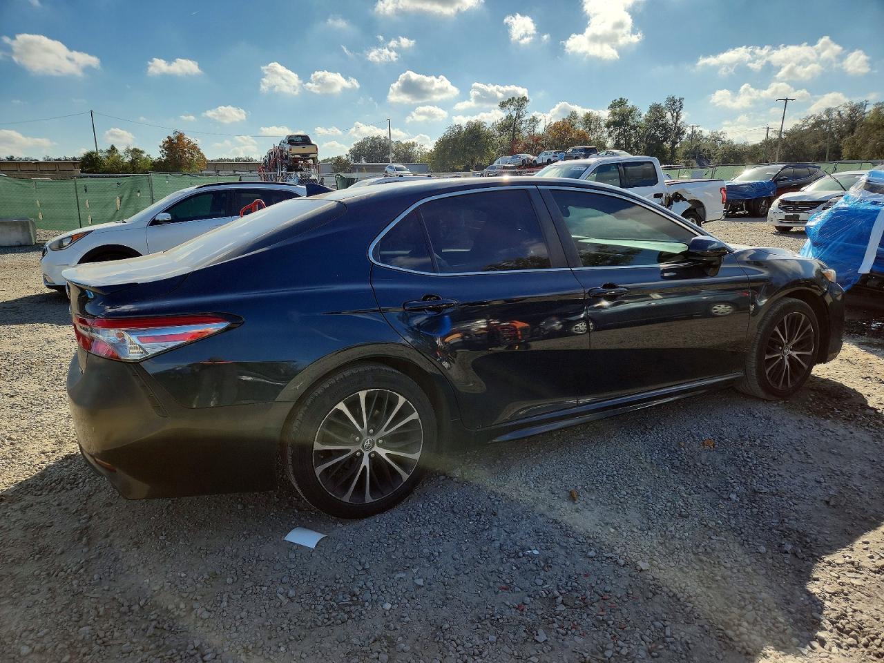 2019 TOYOTA CAMRY SE photo 3