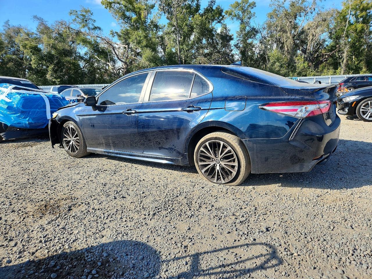 2019 TOYOTA CAMRY SE photo 2