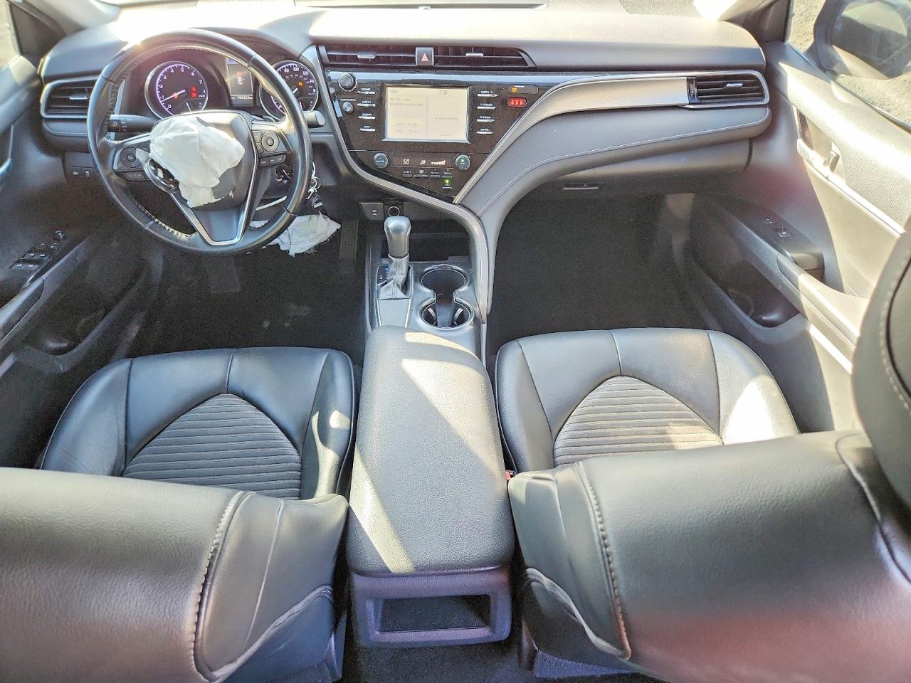 2019 TOYOTA CAMRY SE photo 8