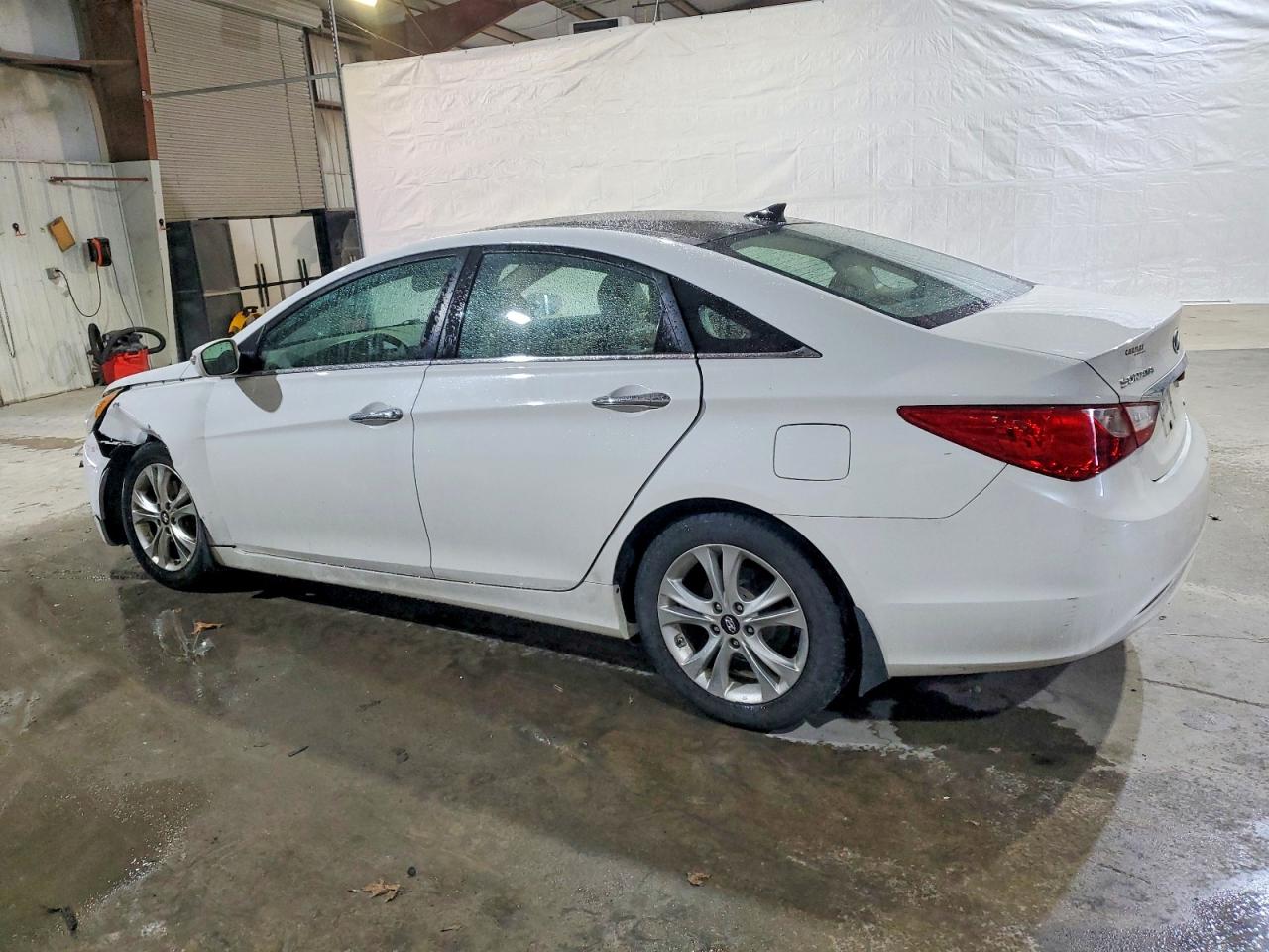 2013 HYUNDAI SONATA SE photo 2
