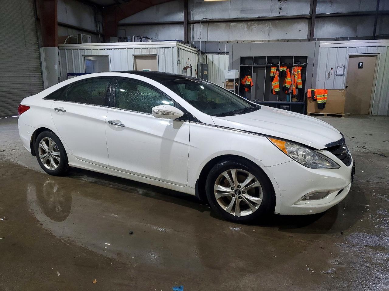 2013 HYUNDAI SONATA SE photo 4
