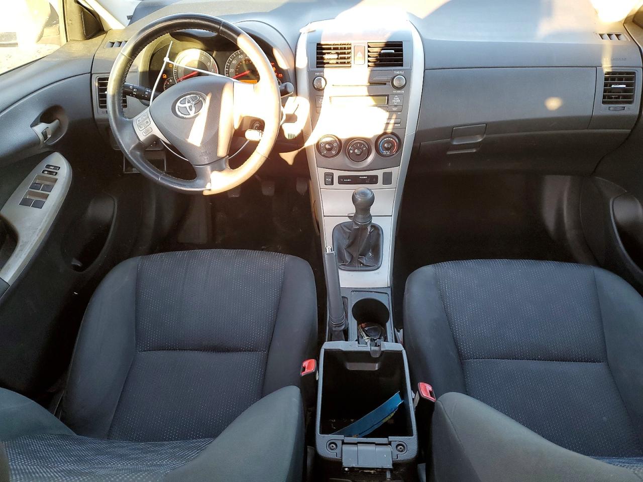 2010 TOYOTA COROLLA photo 8