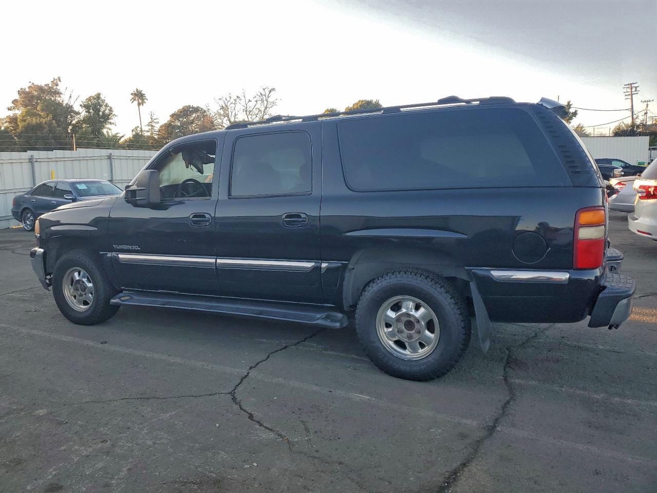 2002 GMC YUKON XL K1500 photo 2