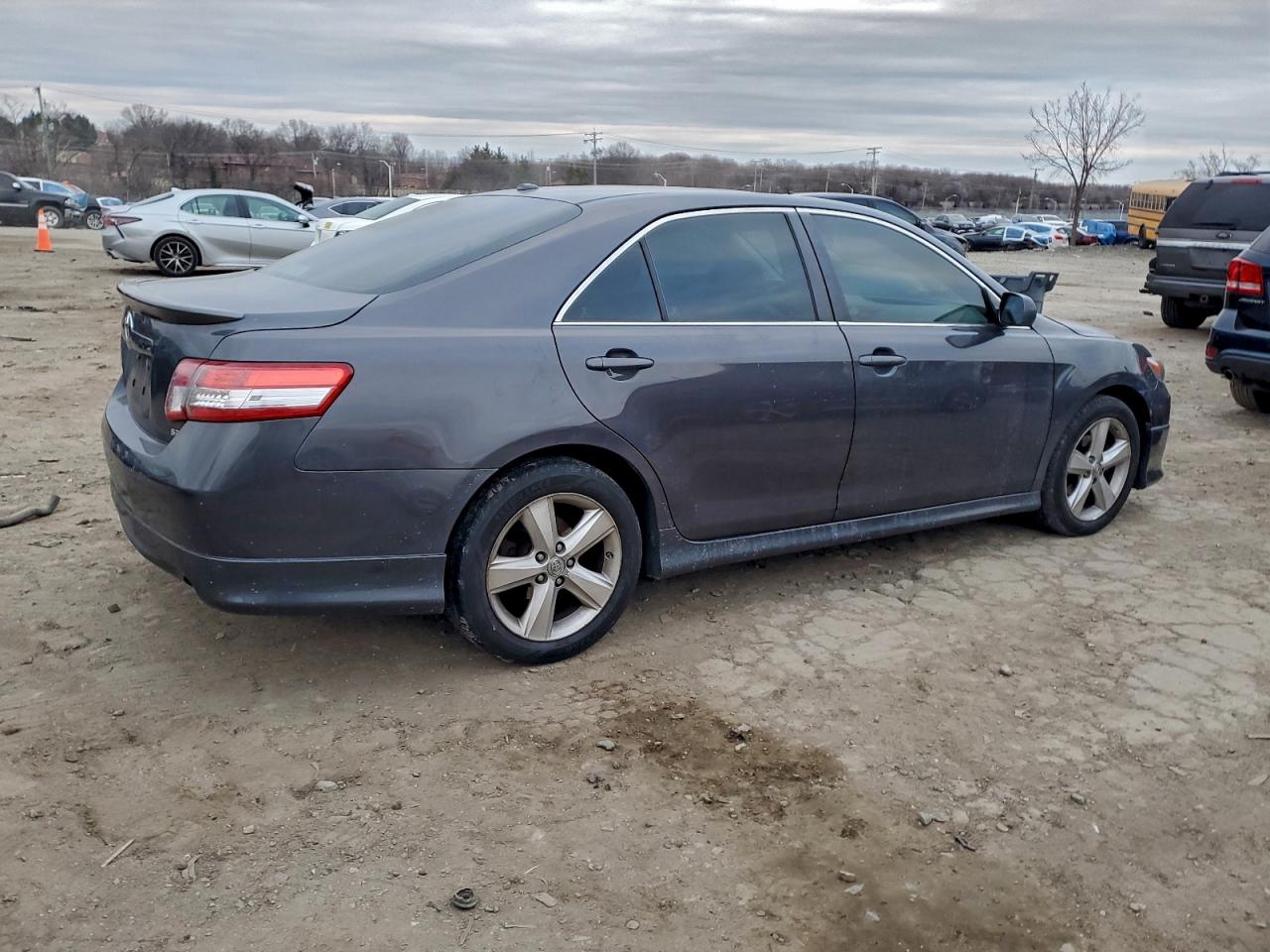 2011 TOYOTA CAMRY BASE photo 3