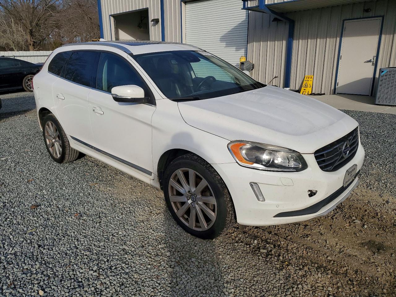 2017 VOLVO XC60 photo 7