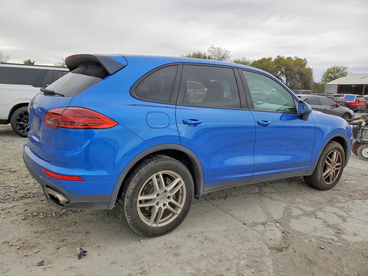 2017 PORSCHE CAYENNE photo 3