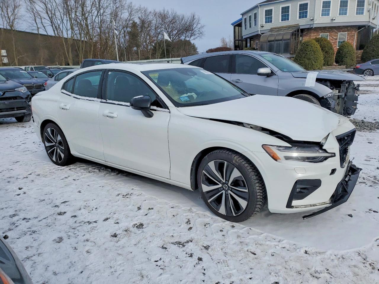 2022 VOLVO S60 B5 MOMENTUM photo 4