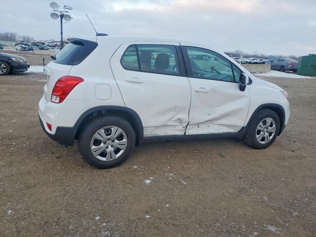 2019 CHEVROLET TRAX LS photo 3