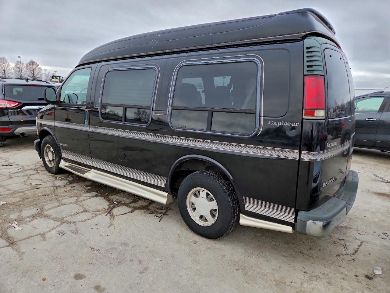 2001 GMC SAVANA RV G1500 photo 2