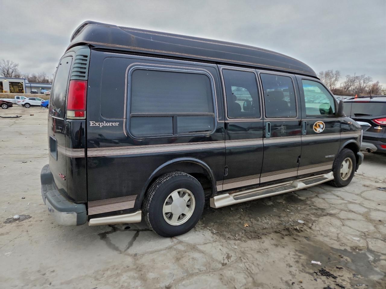 2001 GMC SAVANA RV G1500 photo 3
