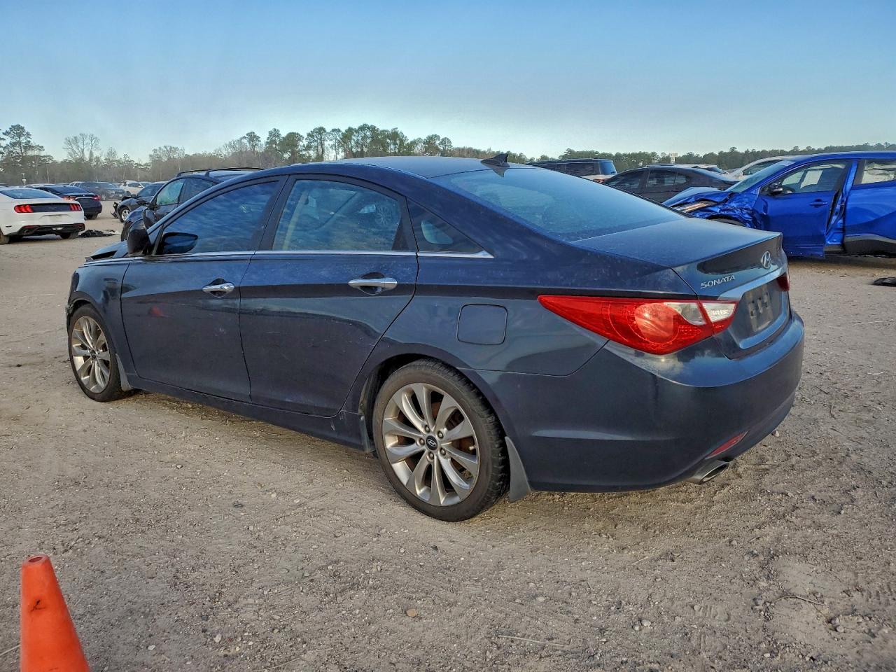 2013 HYUNDAI SONATA SE photo 2