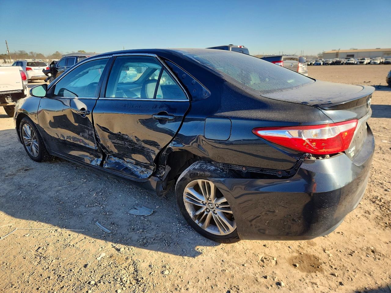 2016 TOYOTA CAMRY LE photo 2