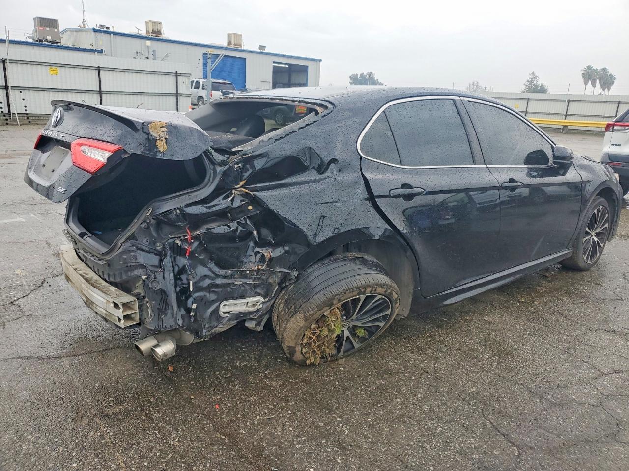2018 TOYOTA CAMRY L photo 3