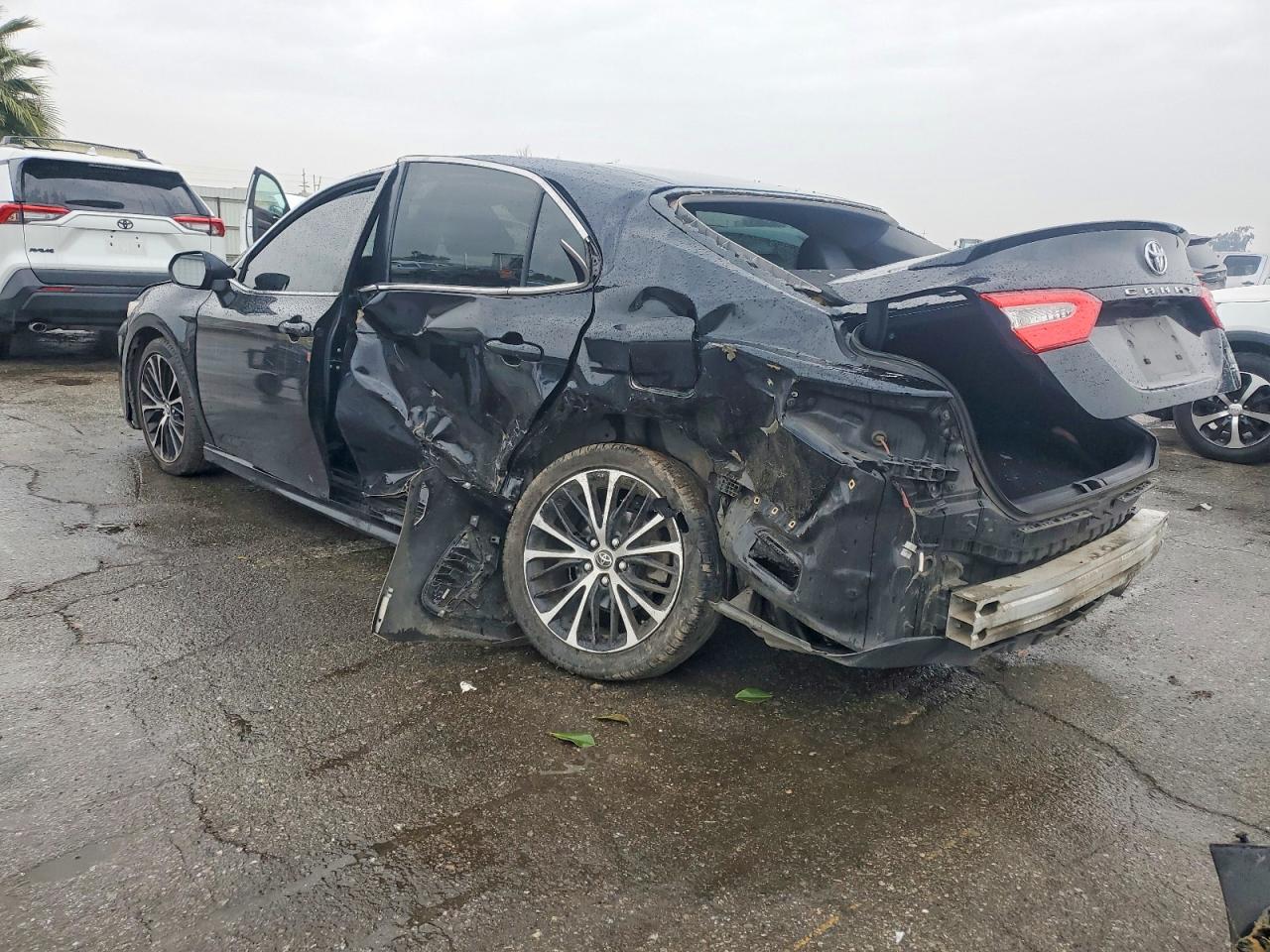 2018 TOYOTA CAMRY L photo 2