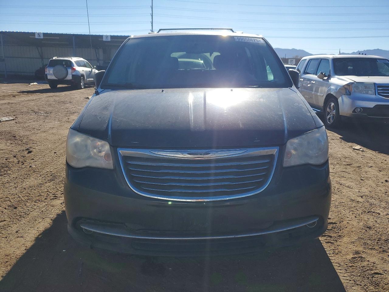 2013 CHRYSLER TOWN & COUNTRY TOURING photo 5