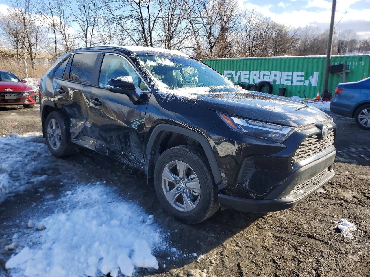 2025 TOYOTA RAV4 XLE photo 4