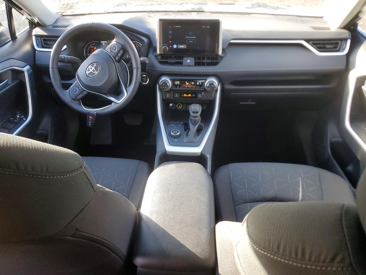 2025 TOYOTA RAV4 XLE photo 8
