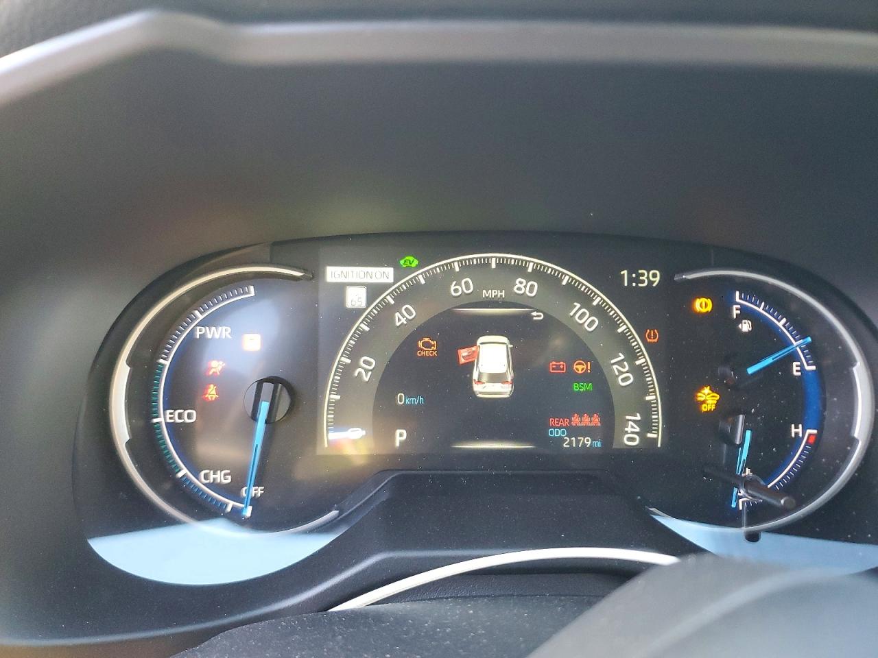2025 TOYOTA RAV4 XLE photo 9