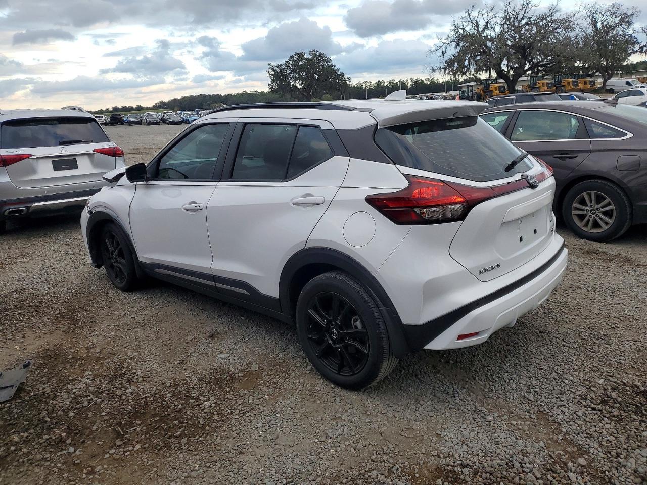 2023 NISSAN KICKS SR photo 2