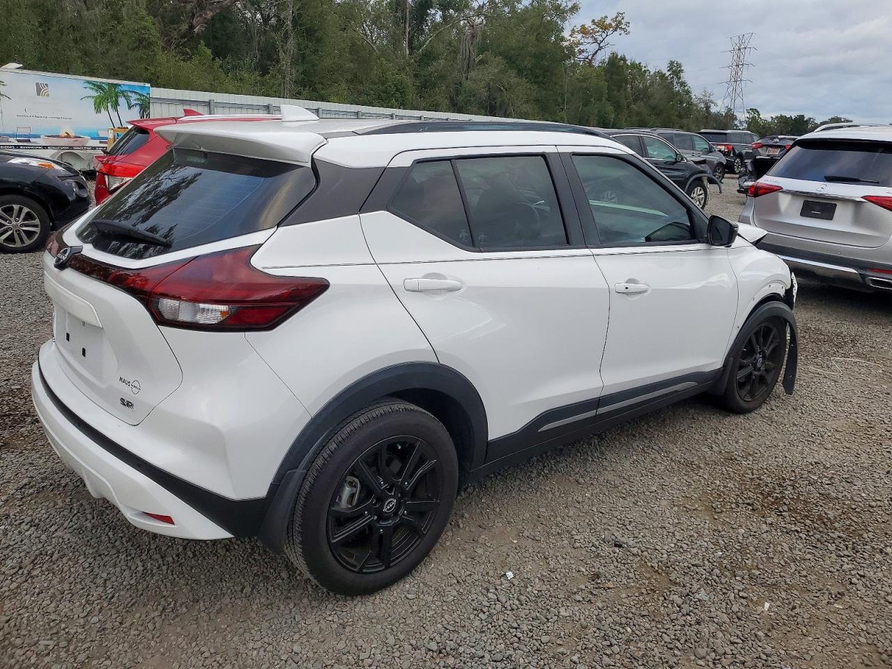 2023 NISSAN KICKS SR photo 3