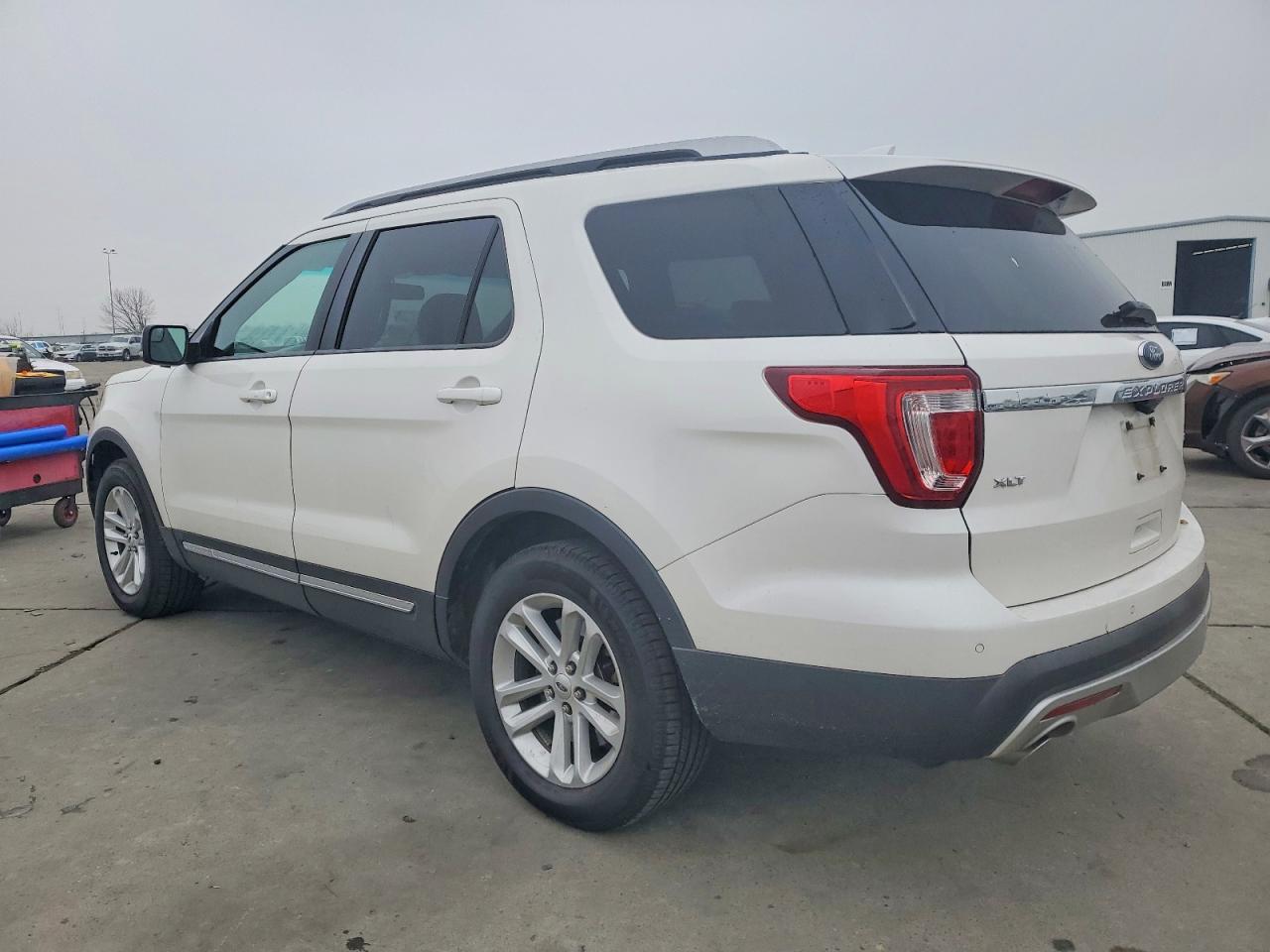 2016 FORD EXPLORER XLT photo 2