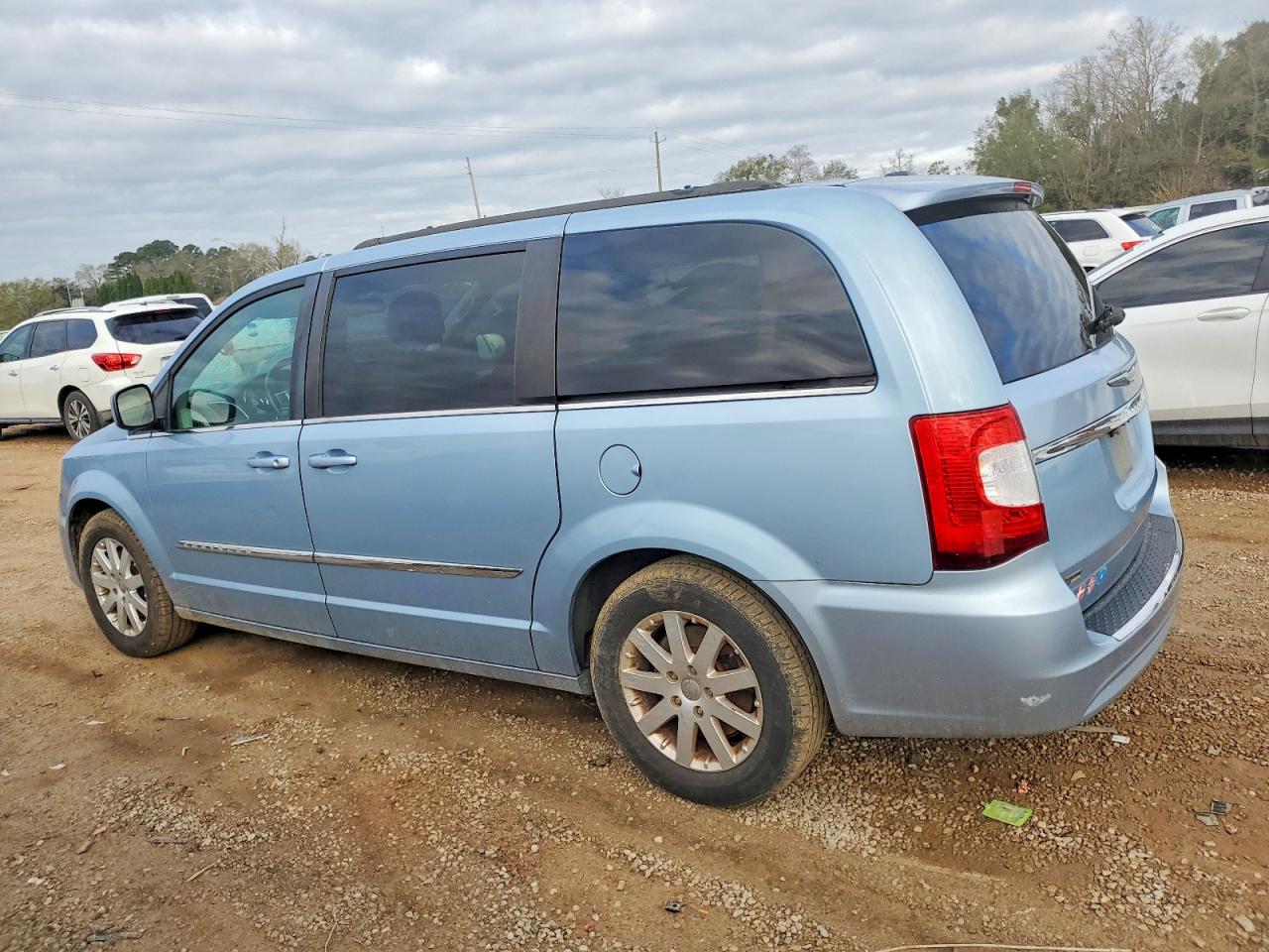 2013 CHRYSLER TOWN & COUNTRY TOURING photo 2