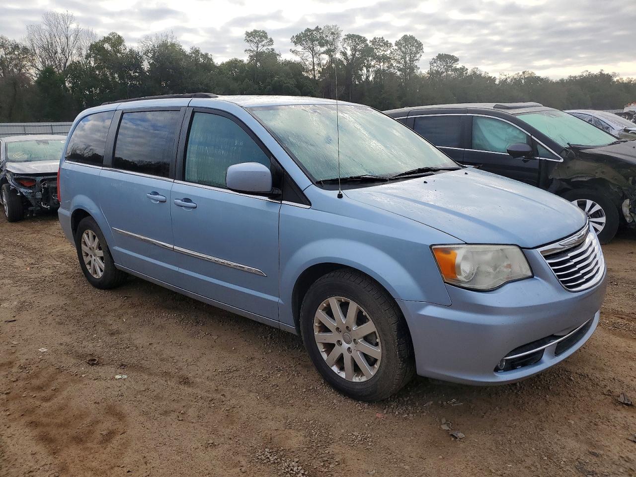 2013 CHRYSLER TOWN & COUNTRY TOURING photo 4