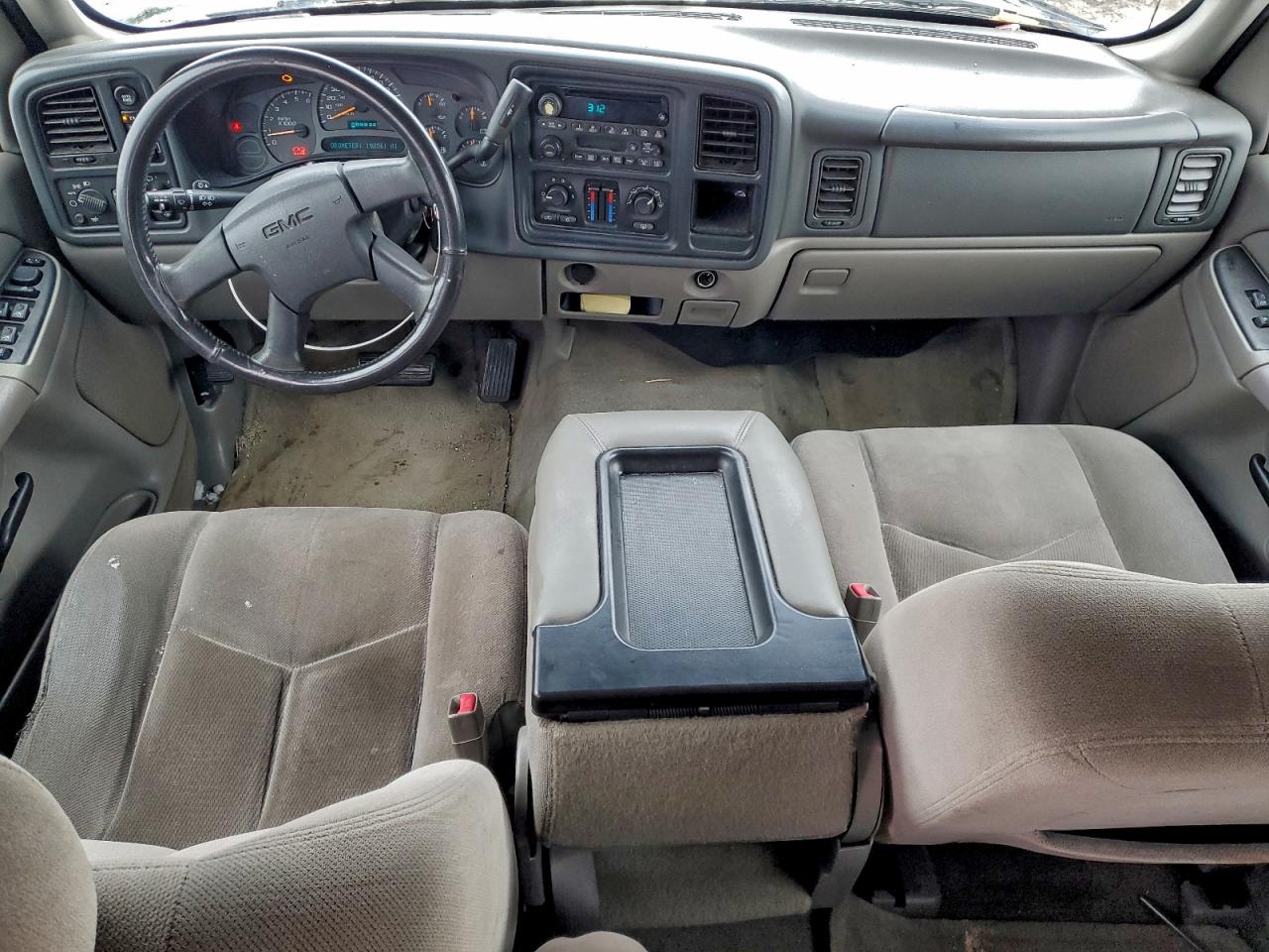 2004 GMC YUKON photo 8