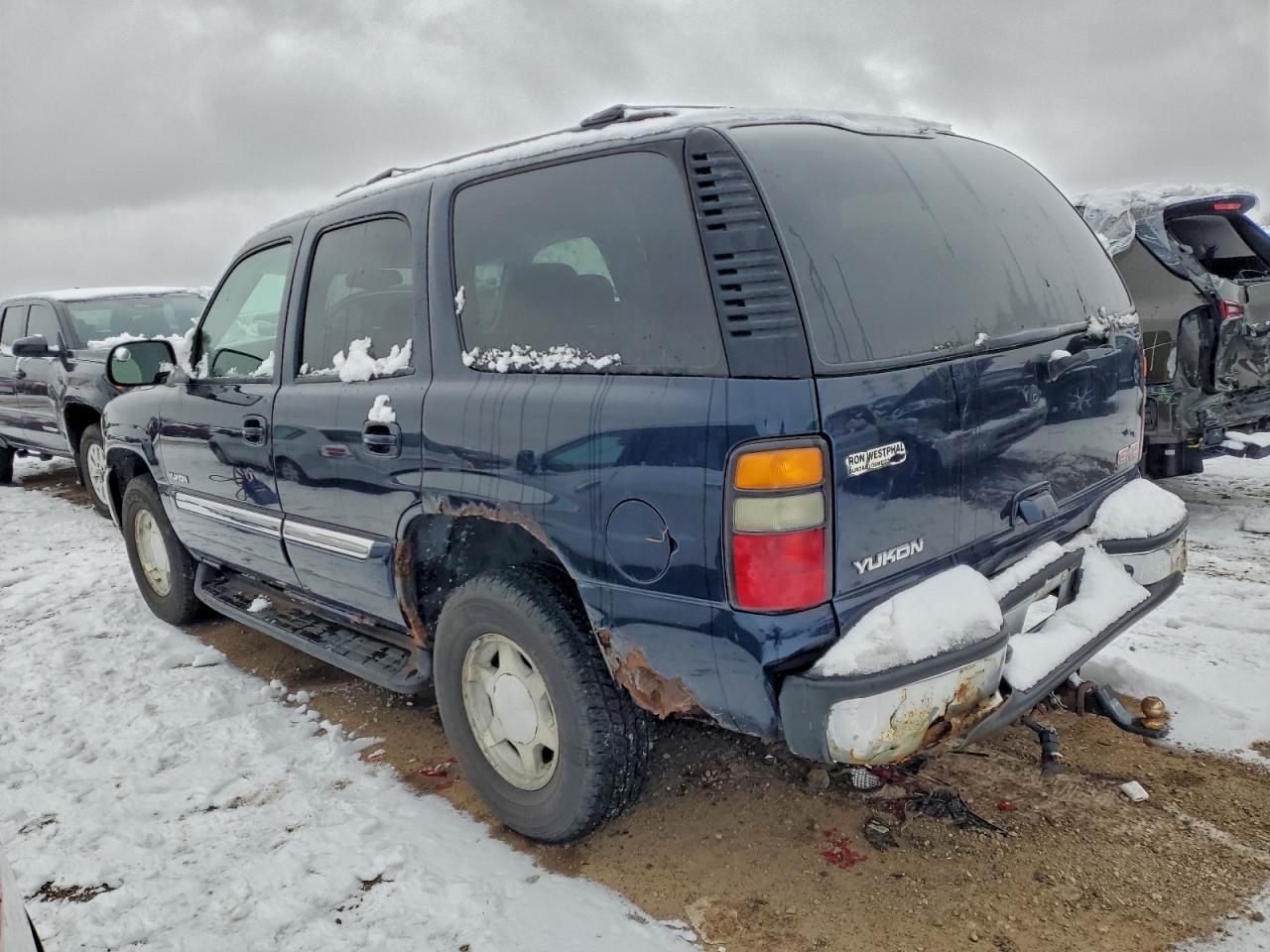 2004 GMC YUKON photo 2