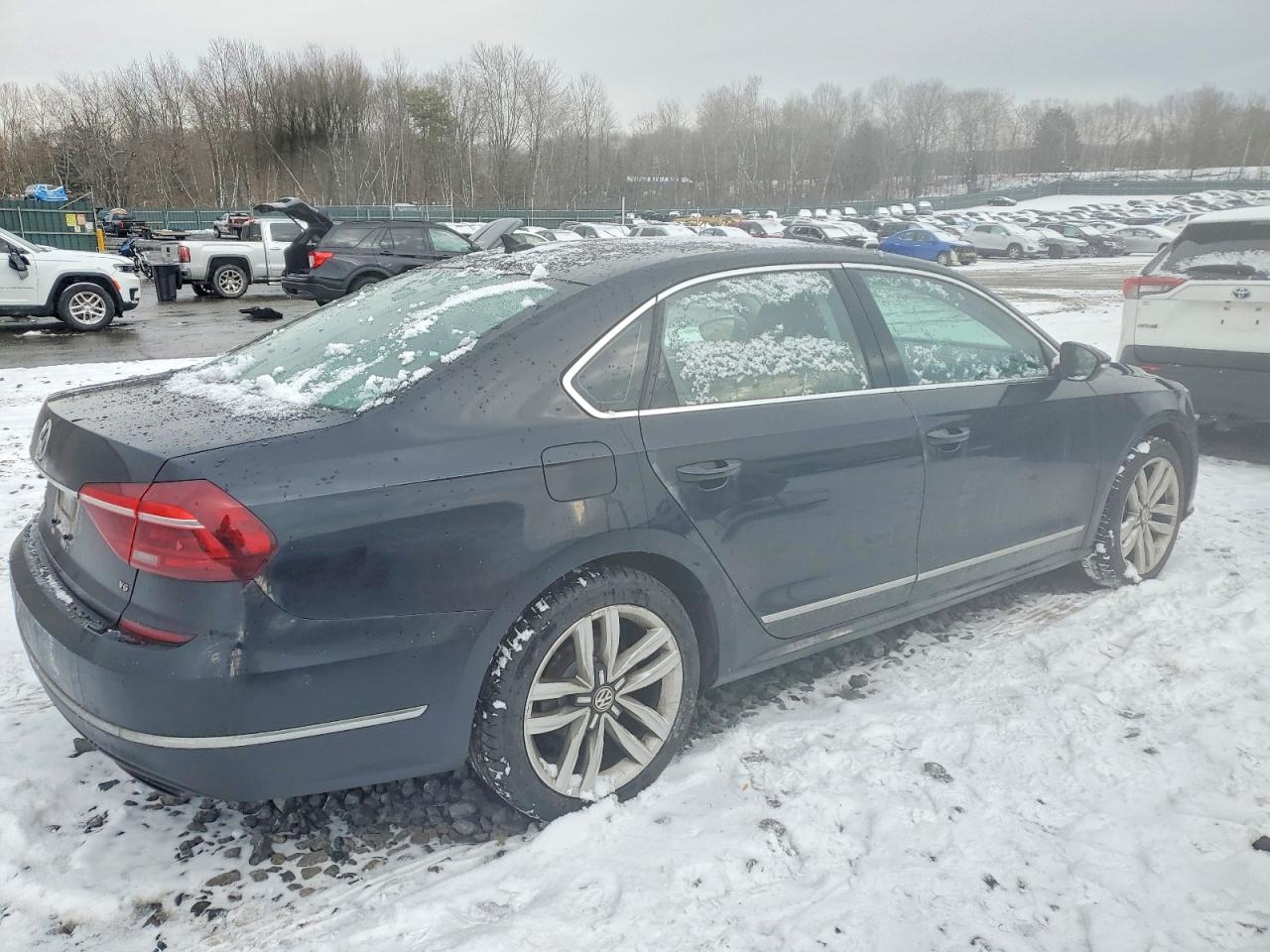 2017 VOLKSWAGEN PASSAT SEL PREMIUM photo 3
