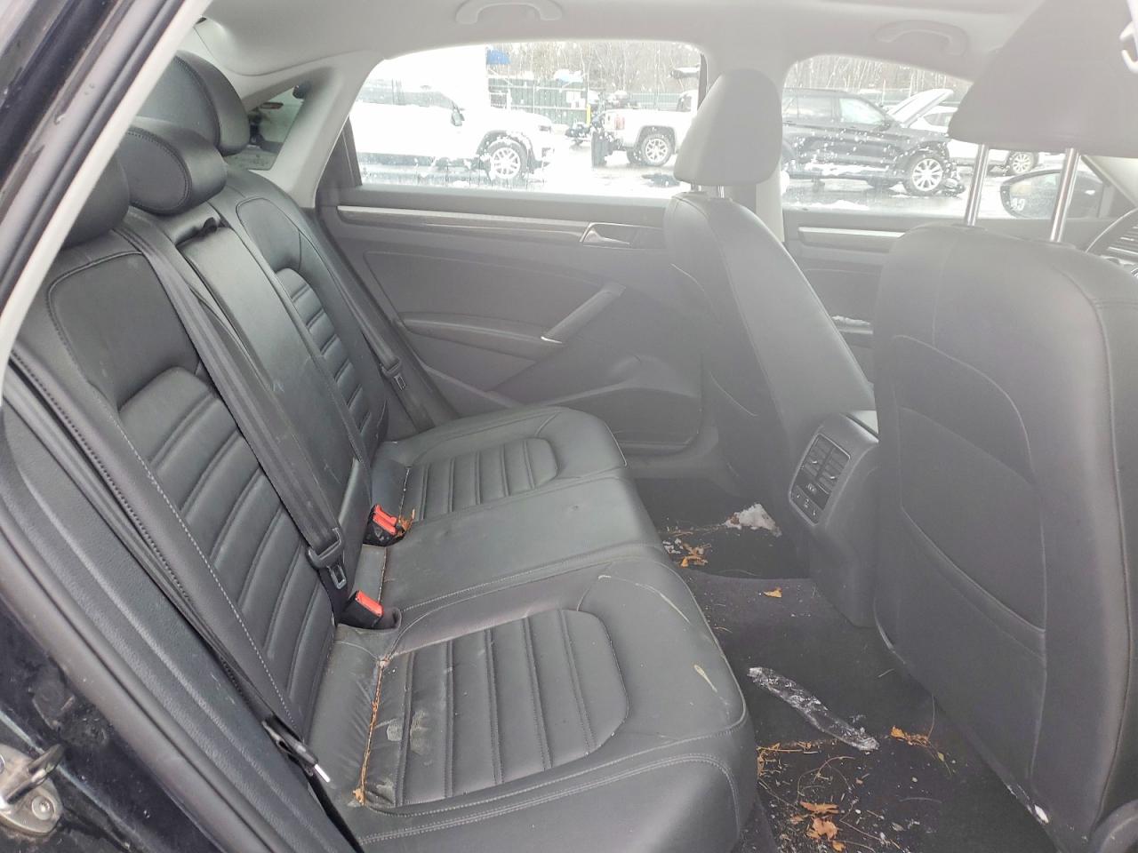 2017 VOLKSWAGEN PASSAT SEL PREMIUM photo 10