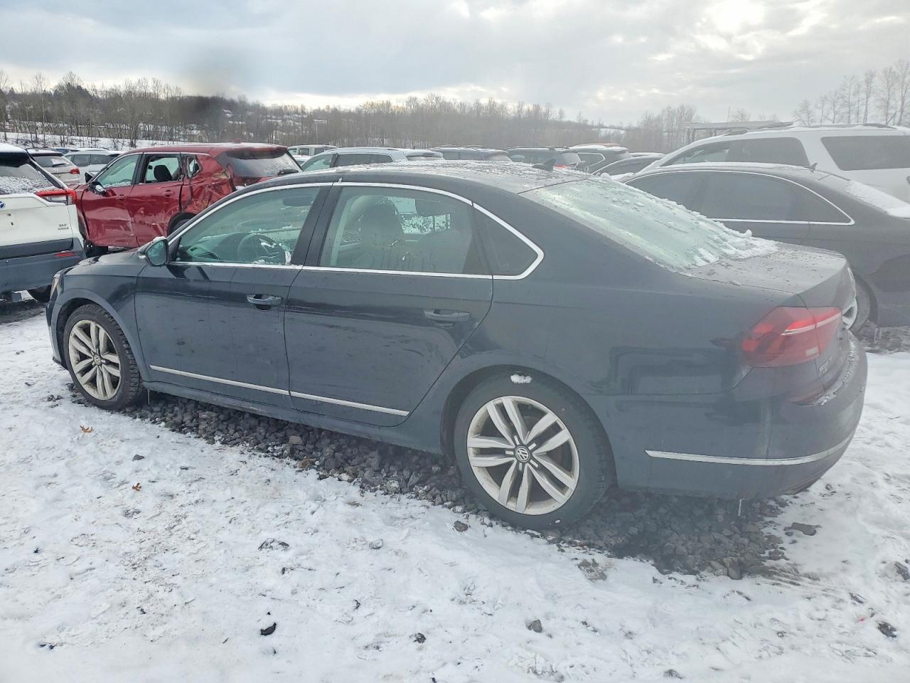 2017 VOLKSWAGEN PASSAT SEL PREMIUM photo 2