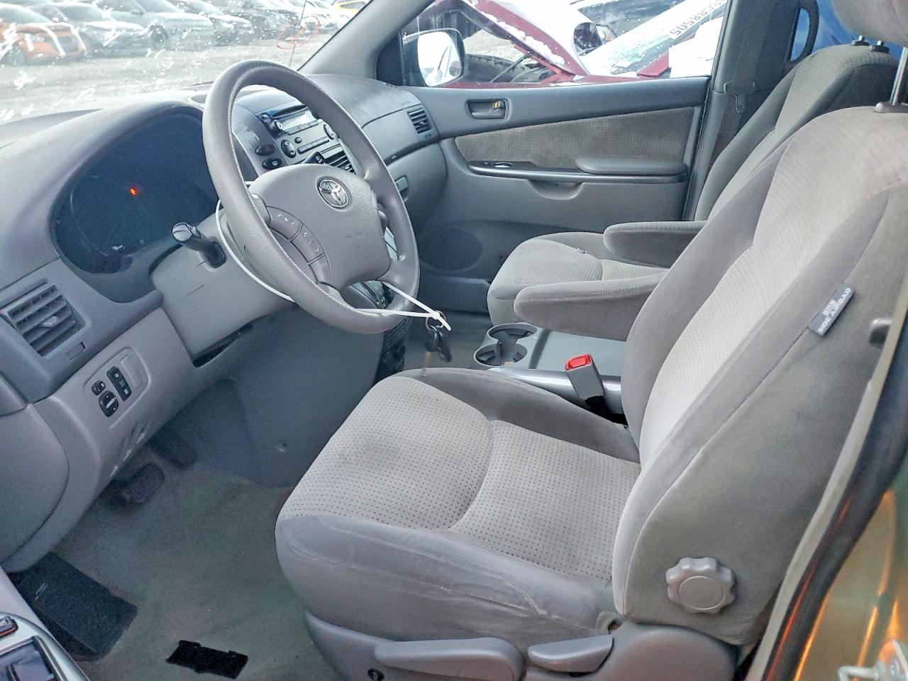 2007 TOYOTA SIENNA CE photo 7