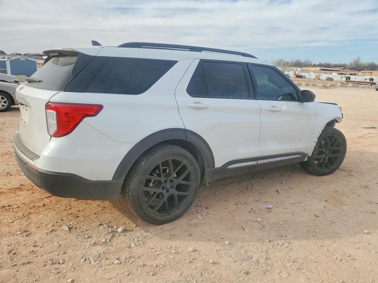 2021 FORD EXPLORER XLT photo 3