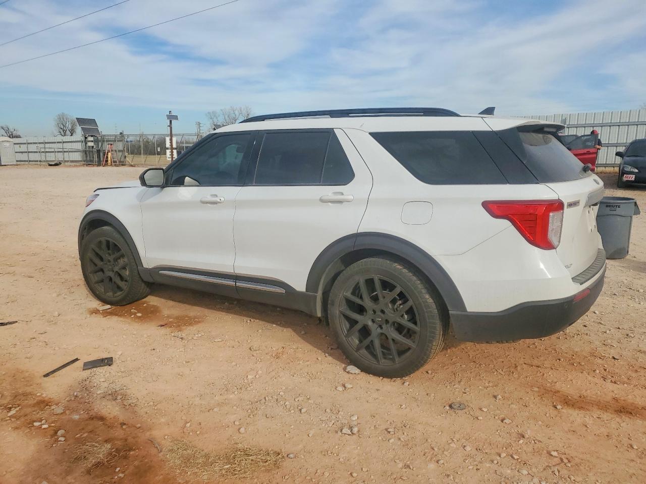 2021 FORD EXPLORER XLT photo 2