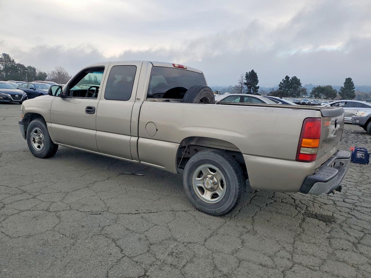 2002 CHEVROLET SILVERADO C1500 photo 2