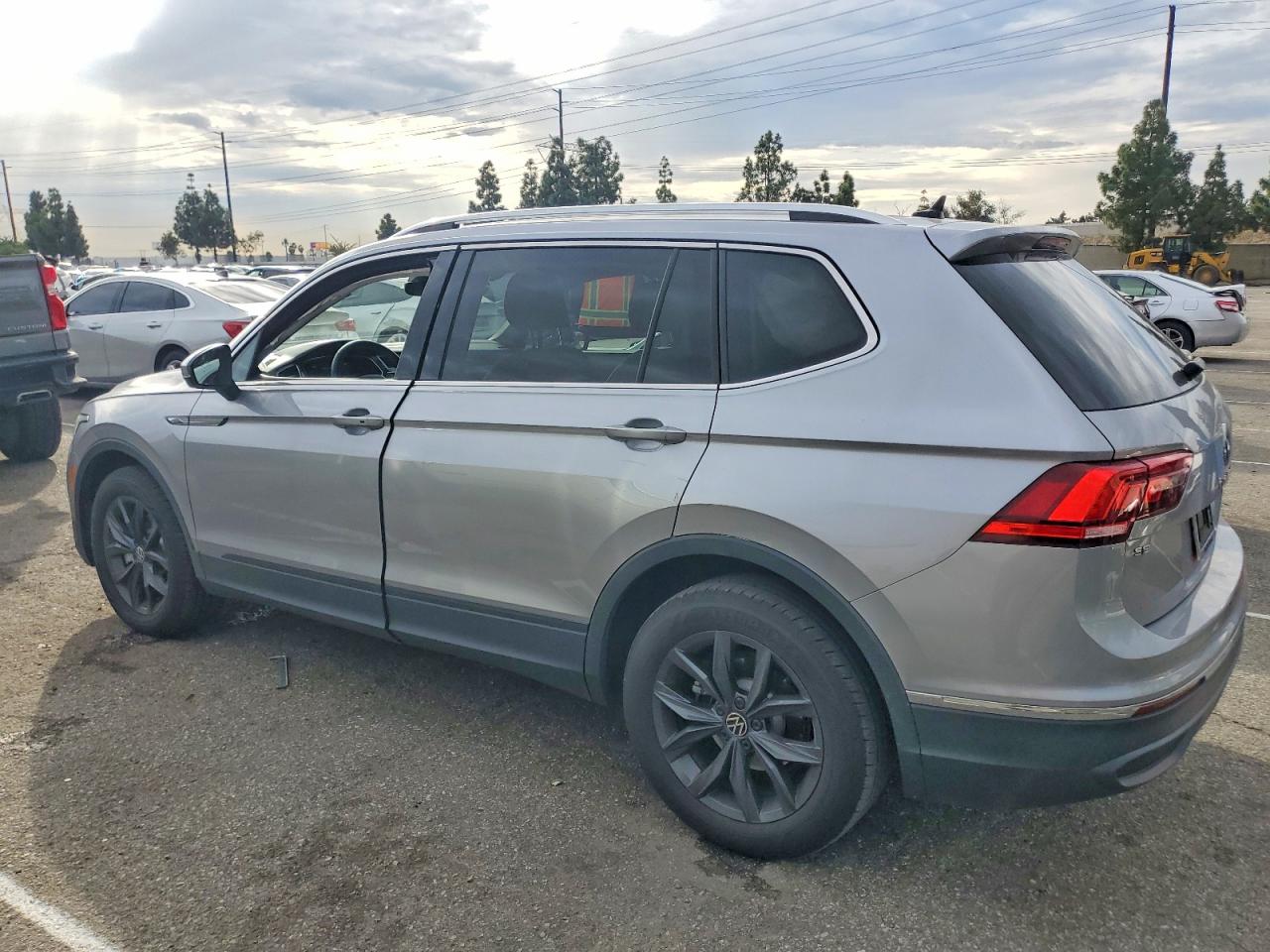 2024 VOLKSWAGEN TIGUAN SE photo 3