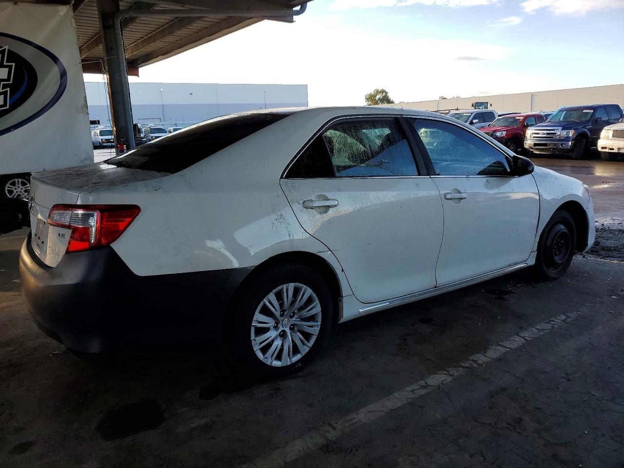 2014 TOYOTA CAMRY L photo 5
