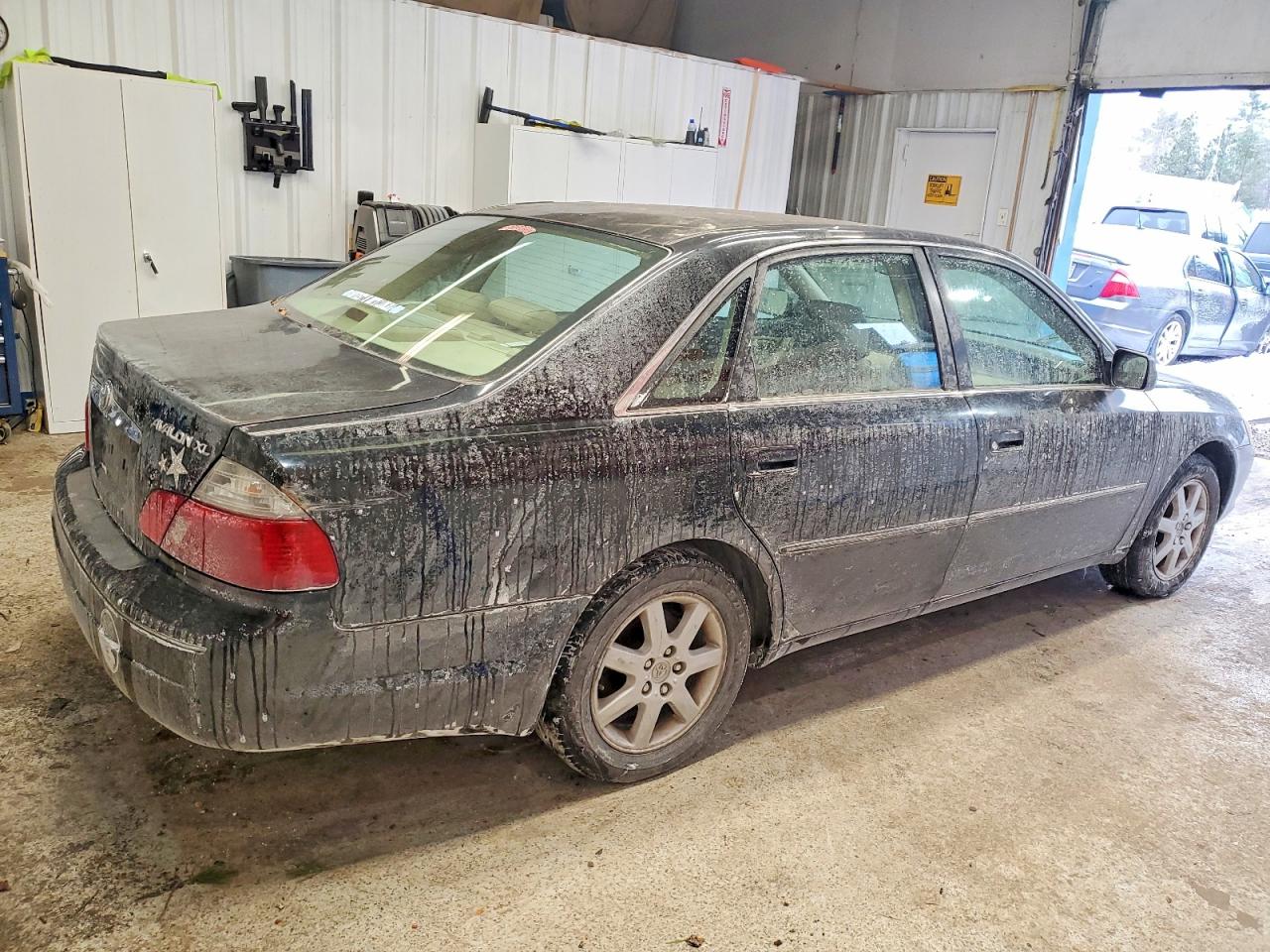 2004 TOYOTA AVALON XL photo 3