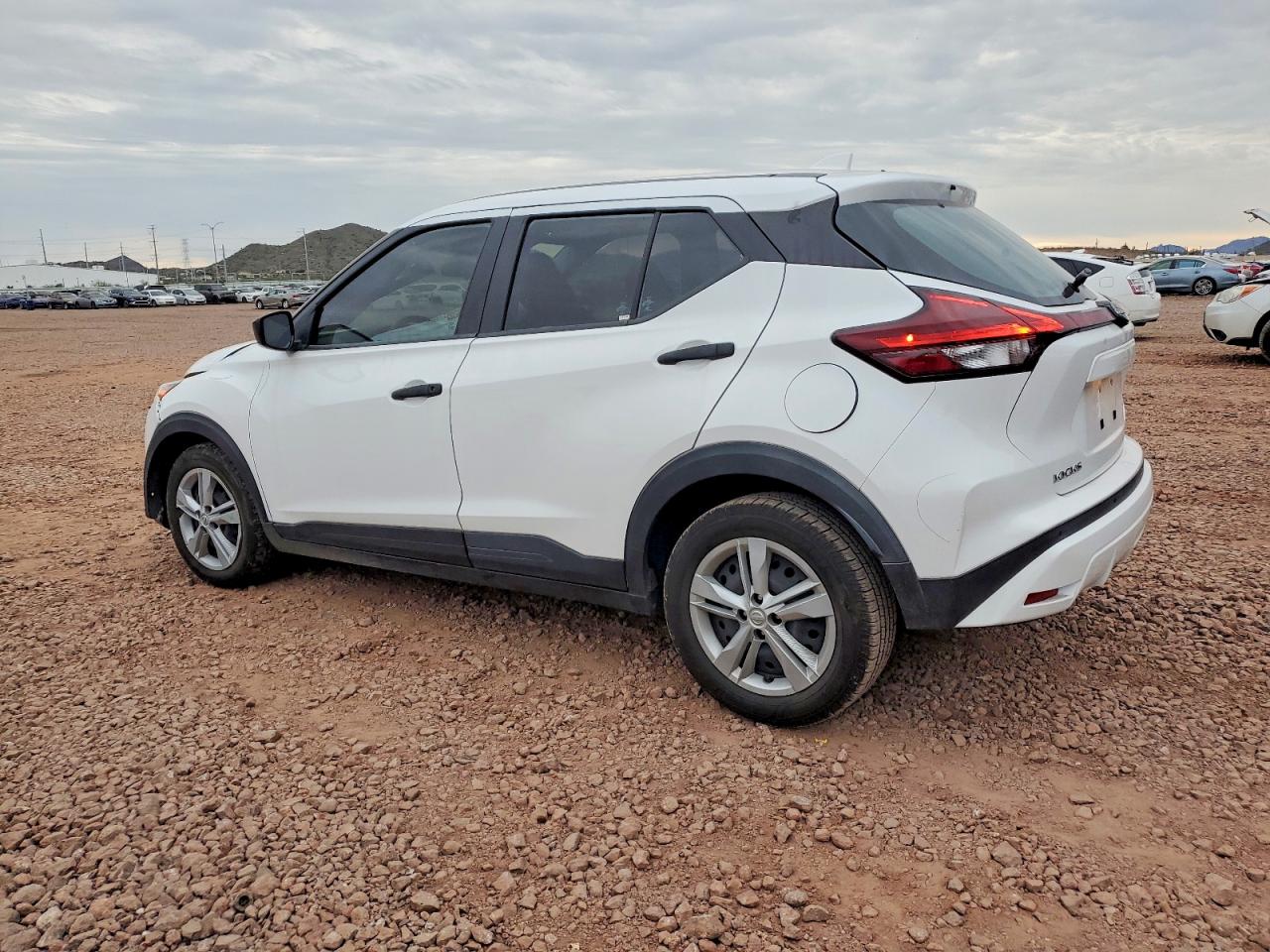 2022 NISSAN KICKS S photo 2